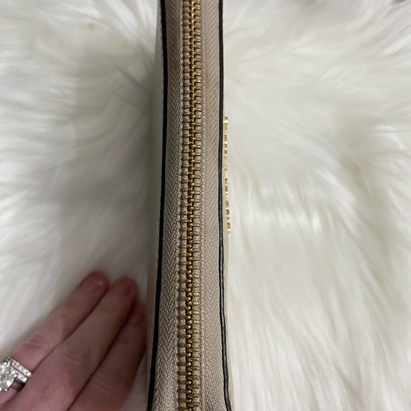 Michael Kors Tan Leather Wallet Zip-Around Sleek Design-used with light wear - Picture 6 of 12